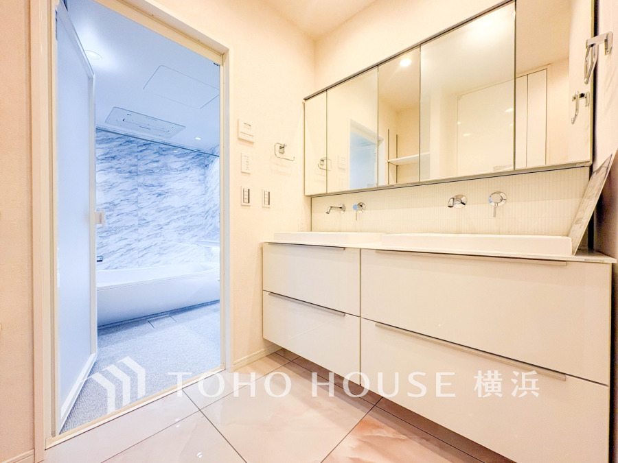 清潔感あふれる洗面スペースと、ゆったりとしたバスルームが一体となった快適な水回り空間です。