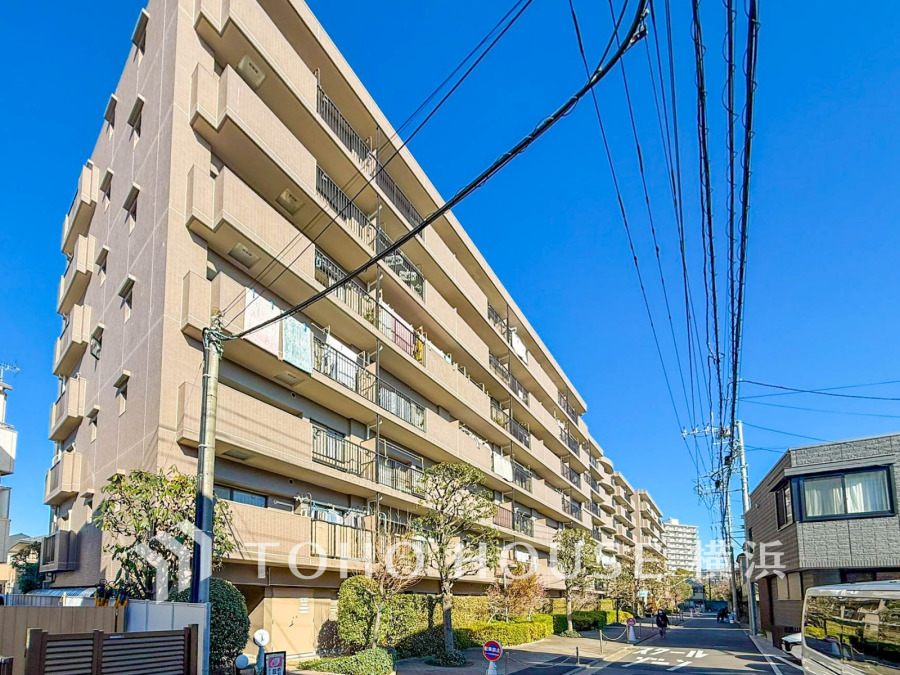 その邸が魅せる、気品・上質・重厚感・極細やかさ、そのすべては訪れた者に安らぎと品性を与える特別な空間です。ここに住むからこそ意味がある。すべての（始まり）をここから迎えます。