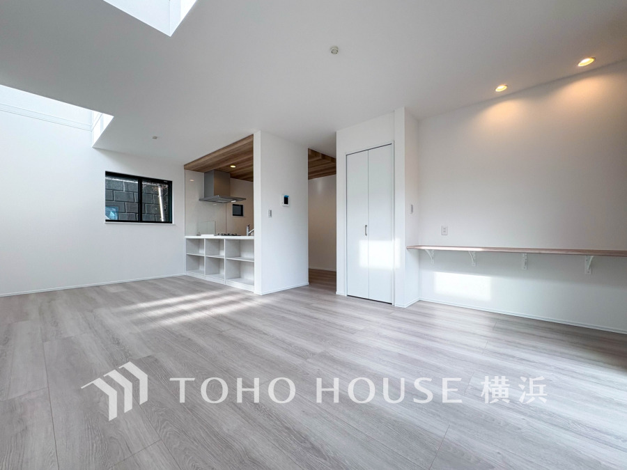 広々としたリビングダイニングは、シックでモダンな内装。落ち着いた雰囲気に包まれて、伸びやかな空間の中で、ゆったりと家族団らんのひとときを過ごせます。