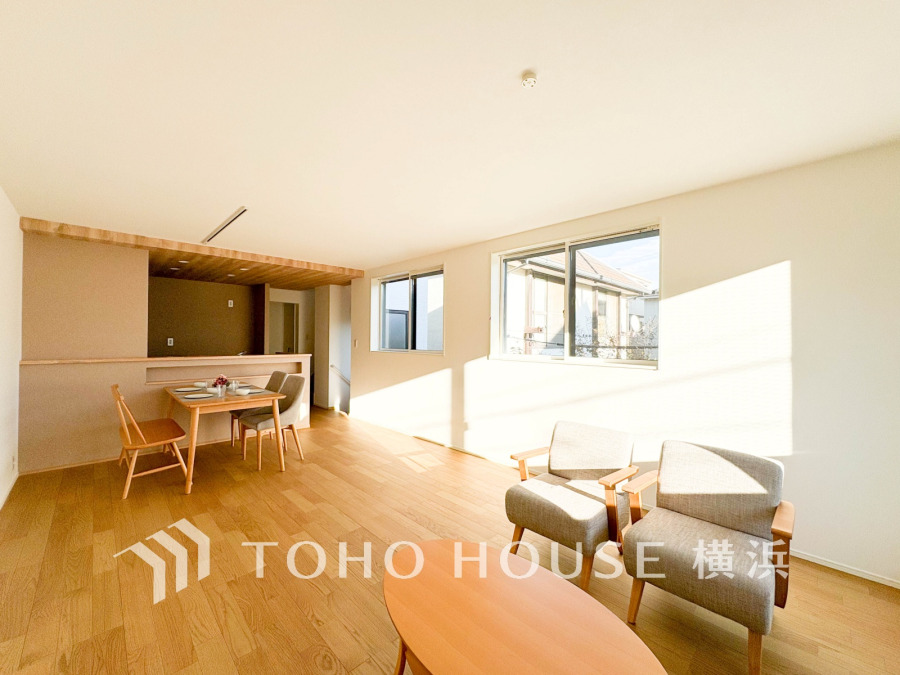 明るい陽射しが差し込む広々としたリビングダイニング。木の温もりを感じるナチュラルな空間設計です。