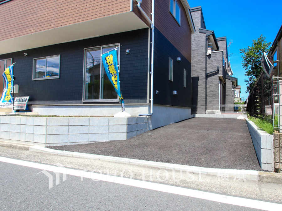 ゆったりとした駐車スペースを確保いたしましたので、大きめのお車でも駐車可能です。自転車やバイクなど、ゆとりのある敷地で置き場所に困ることはないでしょう。