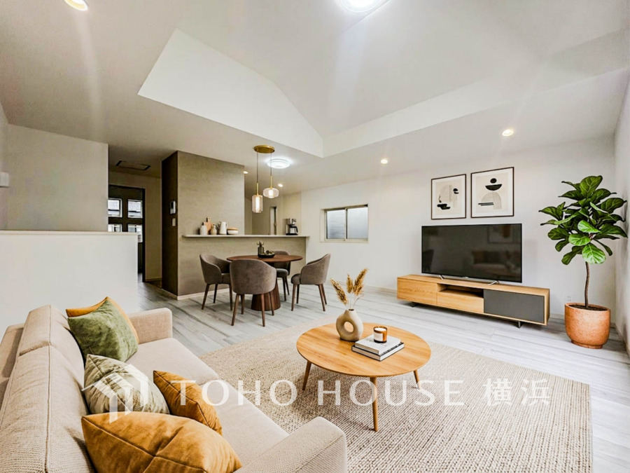 明るく開放的なリビングダイニングは、自然光が差し込み落ち着いた色合いで寛ぎの空間を演出しています。（装飾品はAI家具です）