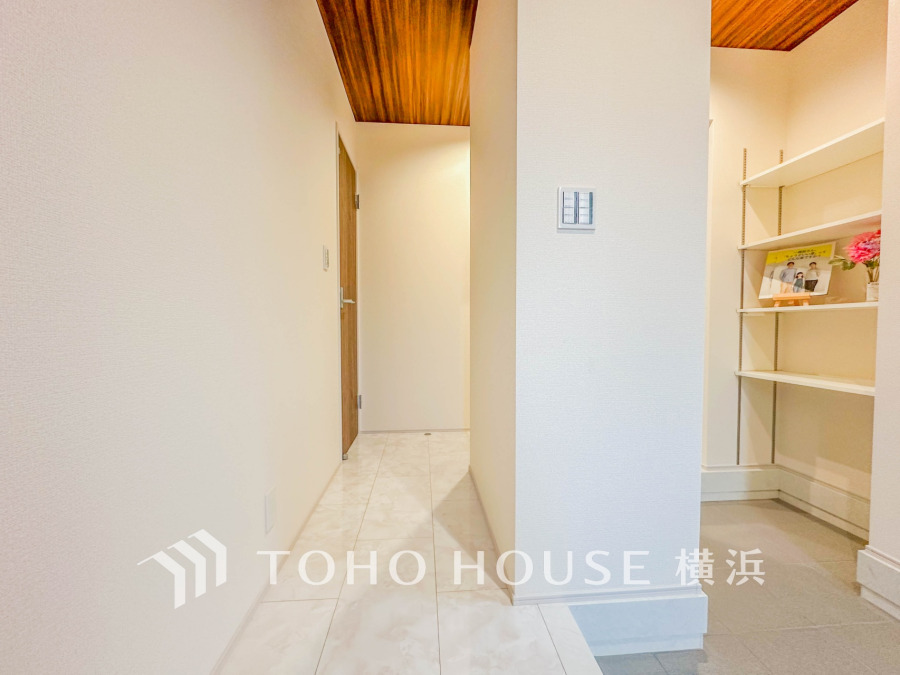 大容量の収納を叶えるSICを設置したゆとりある玄関スペース。木目天井が温かみを添えています。