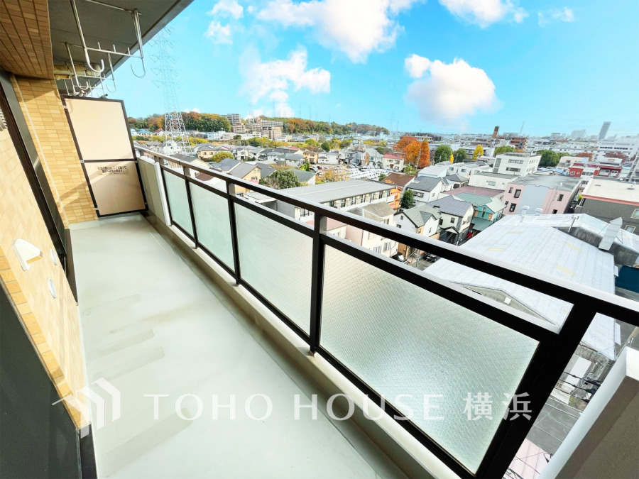 開放感あふれる南向きのバルコニーから、街並みと自然を一望できる明るい空間です。