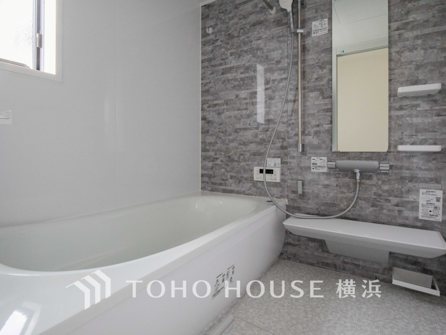 上質が感じられる質感とカラーリングで、清潔な空間美を実現。一日の疲れが癒される優雅なバスタイムを堪能できるゆとりあるバスルームです。