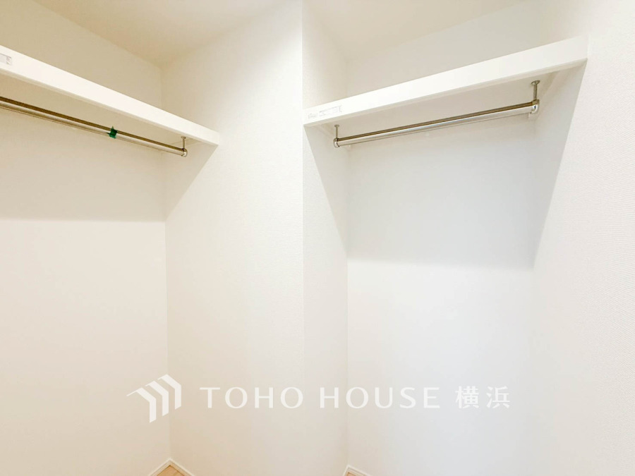 洋服やバッグなどかさばる物を大量に収納できます。タンスなどの収納家具を置かずに済むので、お部屋を丸ごと使えてスッキリ♪