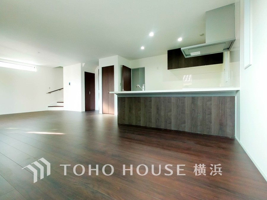 穏やかな時間の流れを楽しみ、寛ぎと笑顔が溢れるリビング。会話を楽しみ、ご家族の何気ない日常にいつもあたたかな幸せの花を添えます。