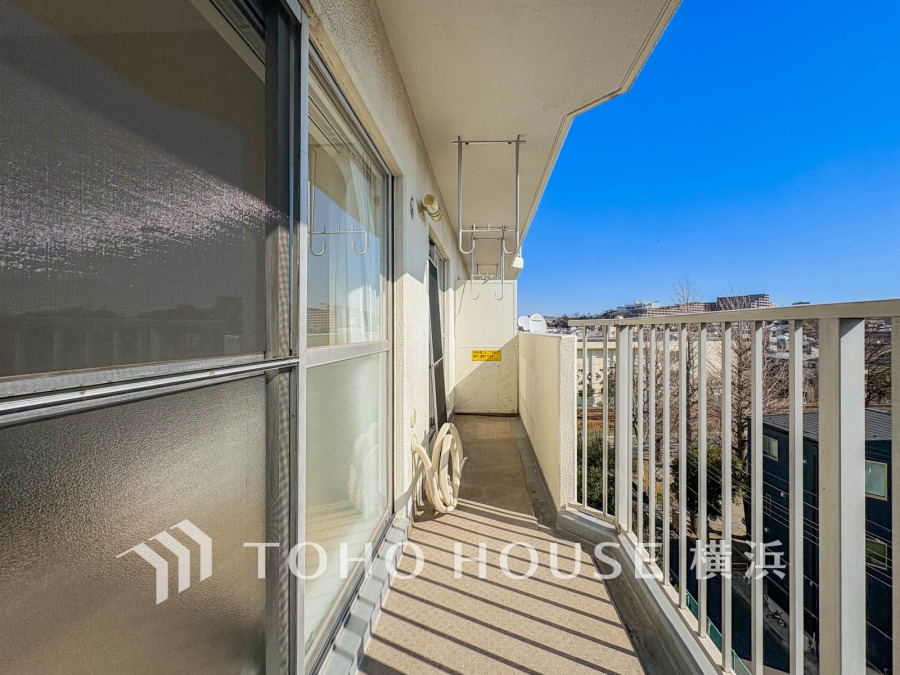 陽当たり良好で洗濯物も快適に干せる、開放感あふれるバルコニーです。