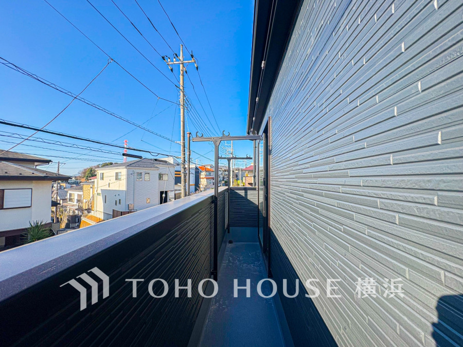 開放感いっぱいの眺望と共に光と風を享受するバルコニー。緑豊かな景観を眺めることができます。