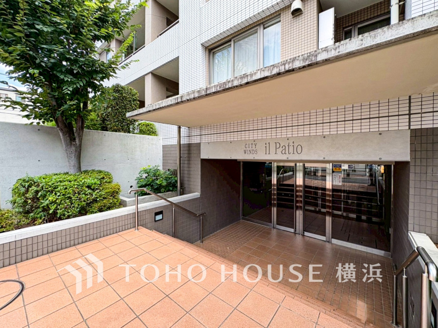 上品で清潔感があるエントランスは住人やゲストを迎え入れ、そして送り出す場にふさわしい上質な空間です。プライベート感が高まるシックな装いのエントランス。