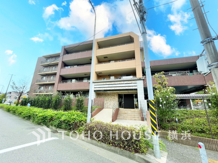 ふりそそぐ陽射しと開放的な空間形成。青空を背景に更なる美しさを醸す佇まい。暖かな陽光と爽やかな風がハーモニーを奏でる上質な空間を愉しむ暮らしがここにある。