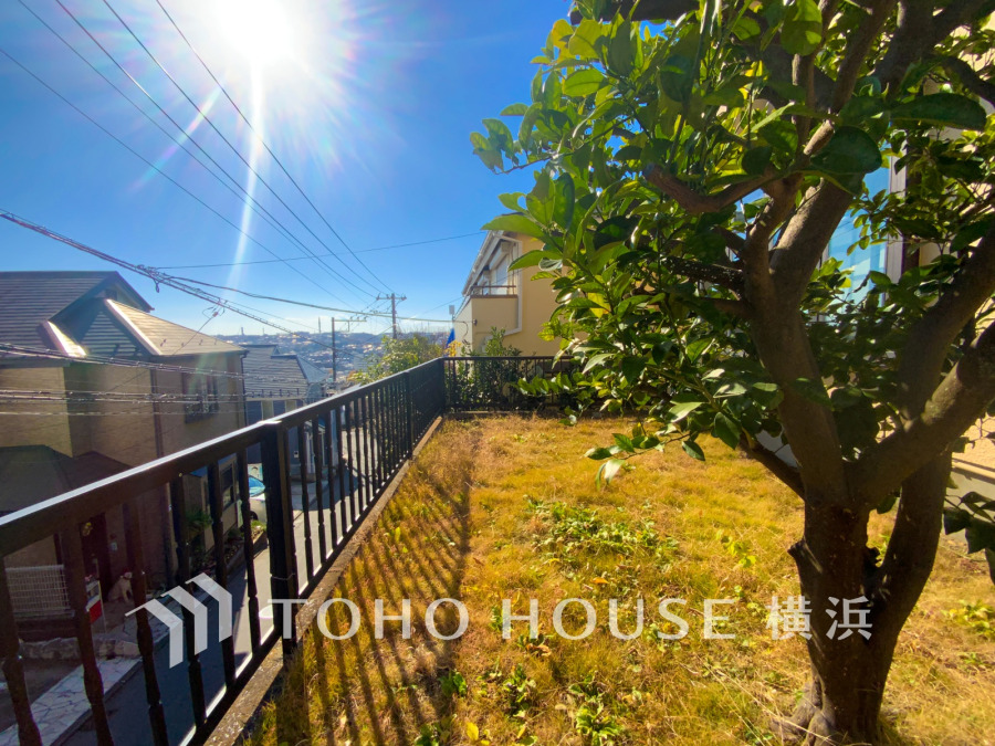 陽光あふれる庭で緑を楽しめる、閑静な住宅街の一角にある快適な住まいの一部です。