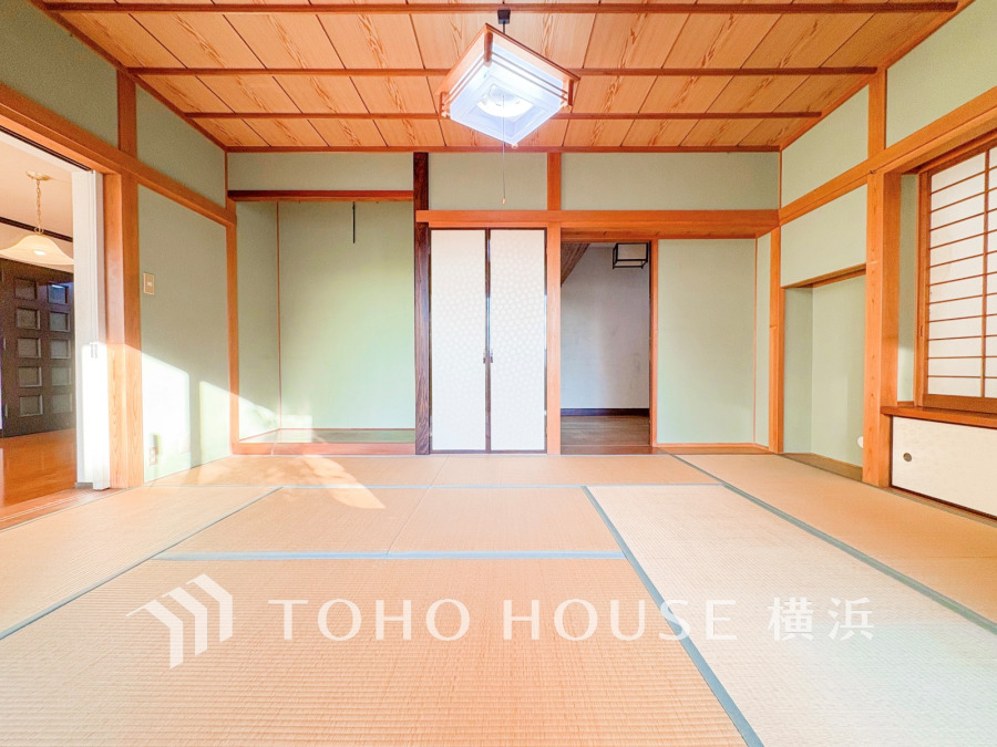 伝統的な日本情緒のある、温かみと落ち着きが感じられる和室です。来客時や一息つきたいときなどに利用できる用途多様な空間です。