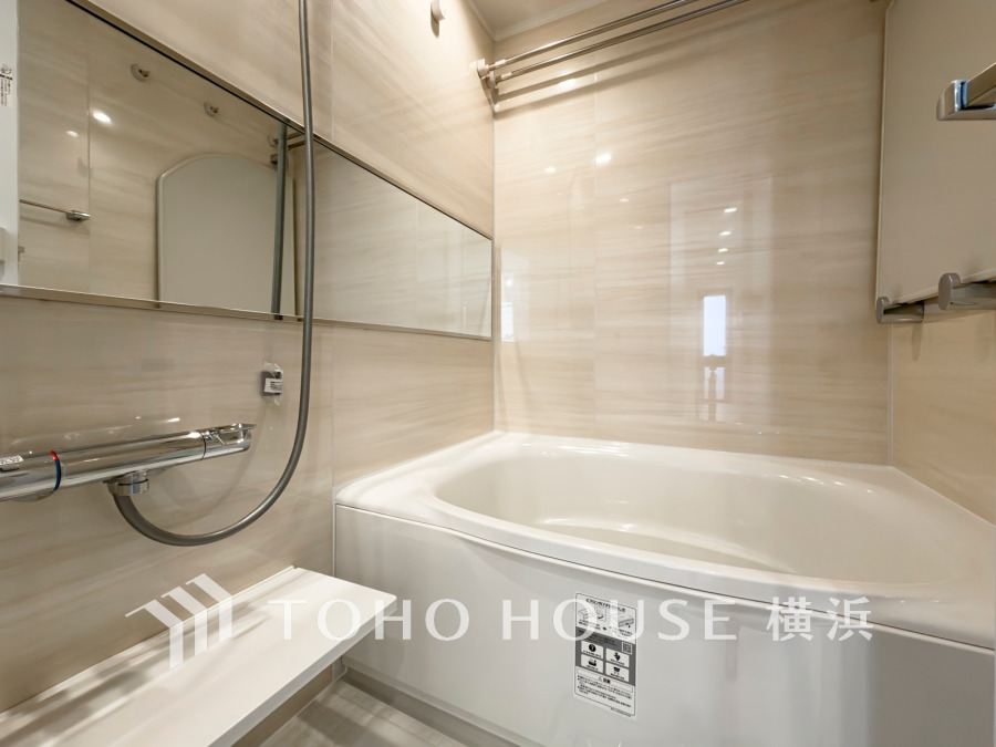 清潔感あふれる白を基調としたバスルーム。広めの浴槽でゆったりとしたバスタイムを楽しめます。