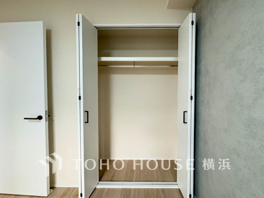 シンプルで使いやすい収納スペース。ハンガーパイプと棚付きで洋服から小物まで整理整頓が可能です。