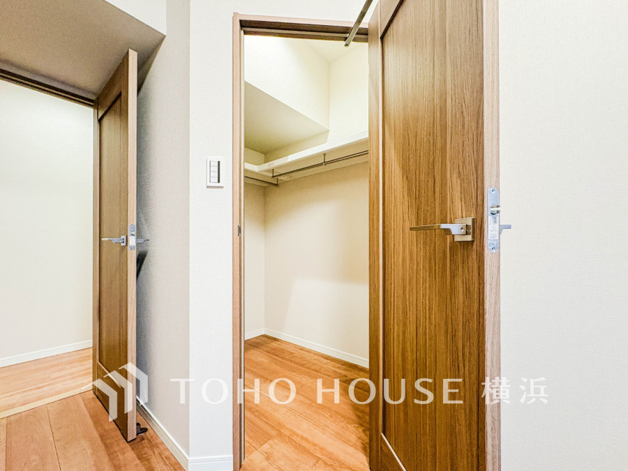 ウォークインクローゼットで冬物のコートやスーツなど、大切なお洋服を皺なく収納してください