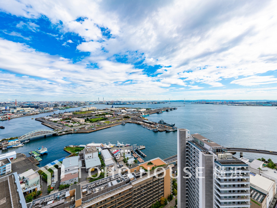 【横浜】の海ある風景を広く一望できる魅力の眺望は、開放的でお住まいの価値の一つでもあります。朝も昼も夜も異なった表情を見せる街の風景は、心豊かな毎日を彩ってくれることでしょう。