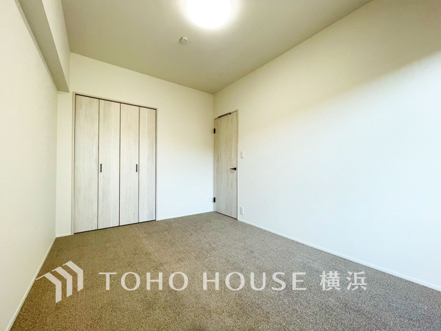 シンプルな内装と明るい空間で、自分らしい空間づくりを思い切り楽しめそうです。穏やかな陽射しが、ゆったりとした寛ぎの時間を包みます。