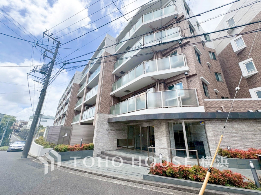 爽やかな青空の下に贅沢なほどに降り注ぐ陽光、豊かな居住性と、クオリティが見事に調和した住空間は、住まうことの喜びを感じさせてくれます。