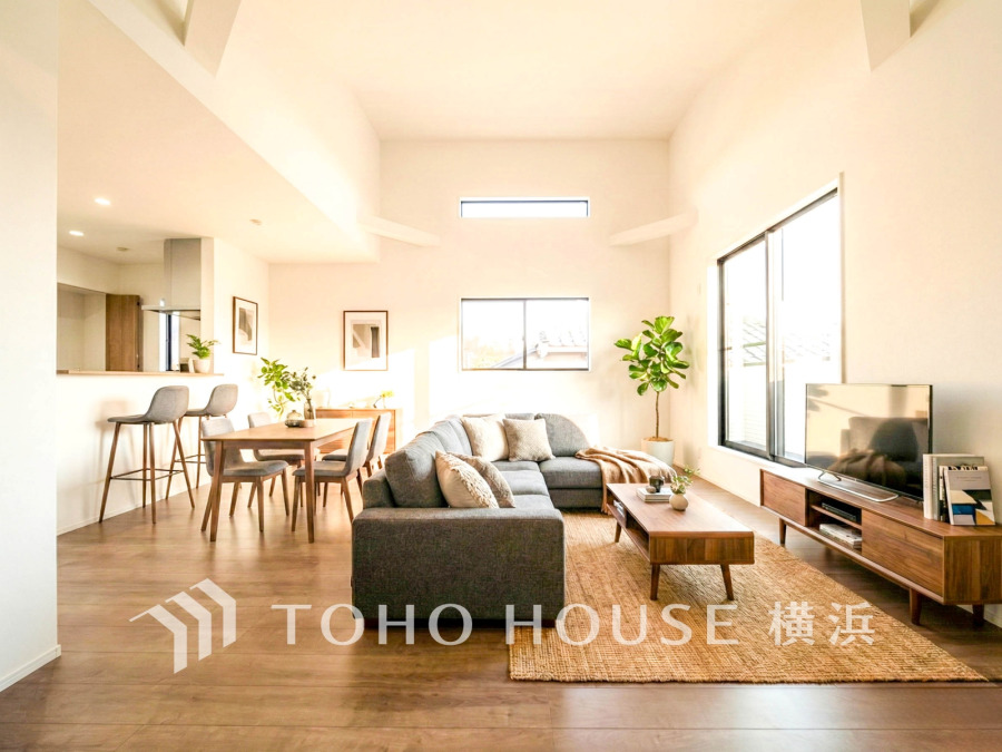 自然光がたっぷり差し込む開放的なリビングダイニング。木の温もりを感じる家具が落ち着いた空間を演出します。（家具はAI加工です）