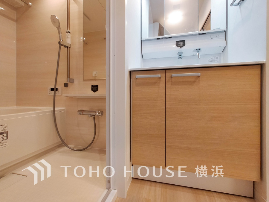 十分な大きさの洗面台は、身だしなみチェックや歯磨きなど、朝の慌ただしい時間でも余裕とゆとりを感じて頂けます。