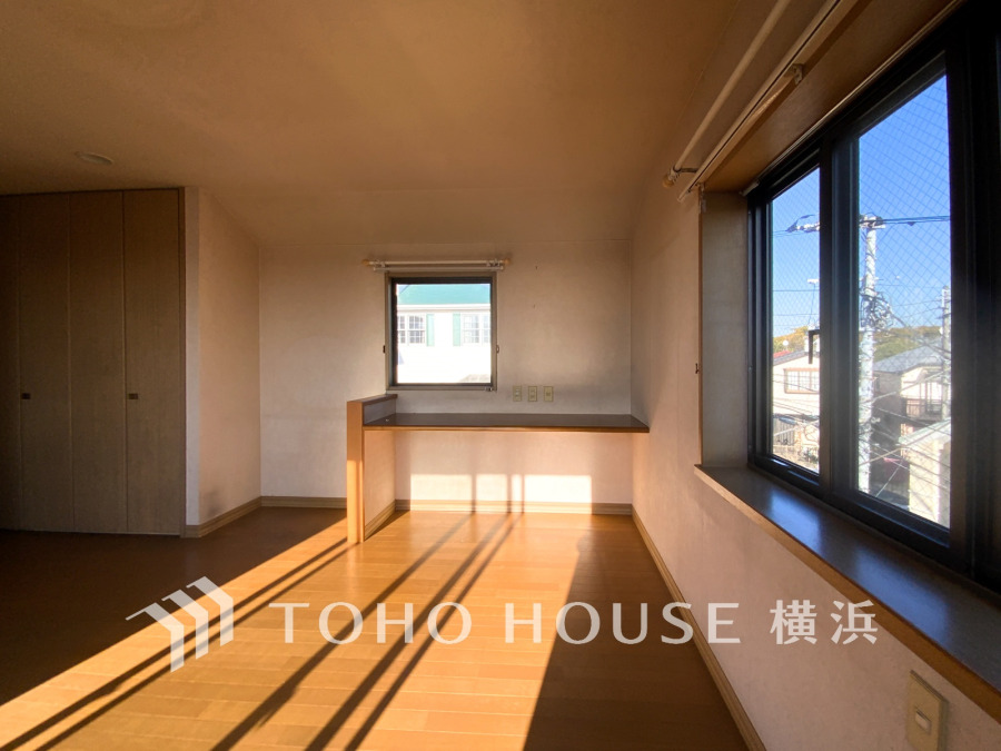 陽光が差し込む明るいワークスペース付きの洋室。収納も充実し、快適な暮らしをサポートします。