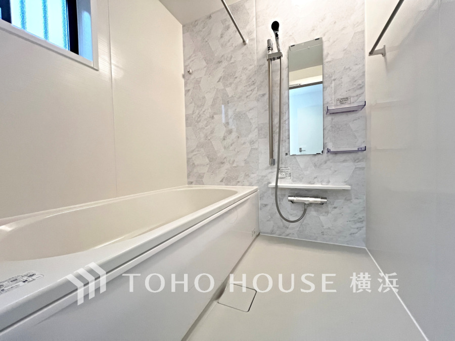 上質が感じられるカラーリングで、清潔な空間美を実現。一日の疲れが癒される優雅なバスタイムを堪能できるゆとりあるバスルームです。