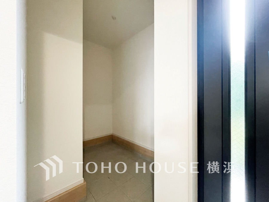 玄関には土間収納をご用意。SICとしてもアウトドアグッズを収納するにも、また、日常的に使うベビーカーなどもしっかり収納でき、玄関はすっきり快適に空間を保てます。