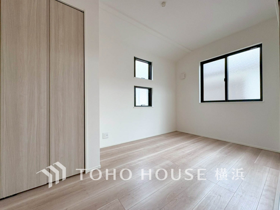 採光もアクセントの一つとして。プライベートルームにはやさしい光が射し込んでいて、この明るい好みの空間で読書をしたり、音楽を聞いたりと一人の時間も充実したものにできます。