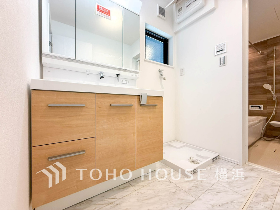 ご家族の1日が始まり、1日の終わりを締めくくる洗面空間。快適に過ごせることはもちろん、気品や優雅さを兼ね備えたパウダールームです。