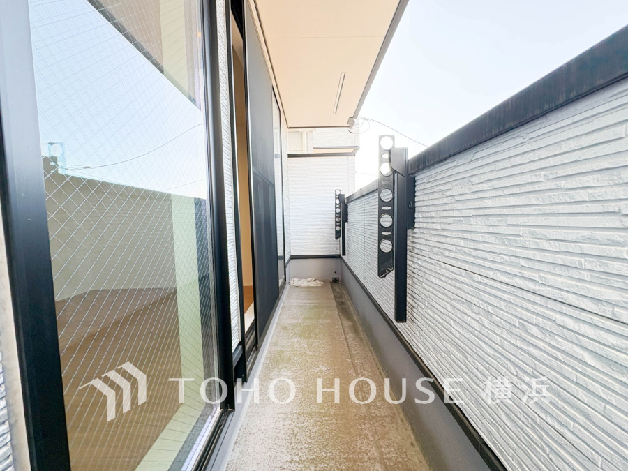 バルコニーは２箇所あり、室内に快適な光と風を取り込みます。
