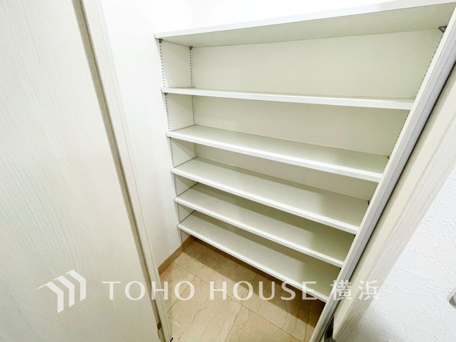 玄関には、ご家族みんなの靴をたっぷりと収納することができるシューズインクローゼットをご用意しました。さらに場所をとるベビーカーやゴルフ道具なども収納できるので、玄関まわりはいつもすっきり。