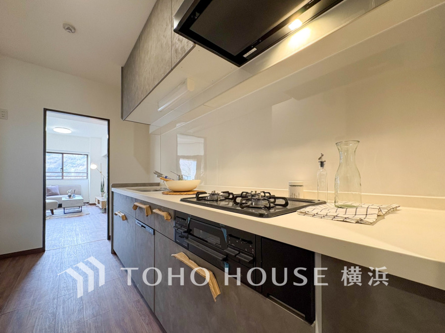 作業に集中しやすい独立型のキッチン。新規交換されたシステムキッチンの清潔感あふれる空間です。
