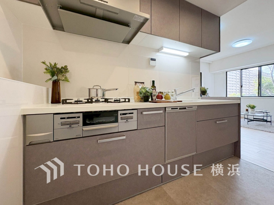 プライベートスペースを彩るインテリアとしての美と、快適な日常を支える機能性と強さがひとつになったキッチンです。開放的でゆとりある空間で、是非自慢の腕を振るって下さい☆