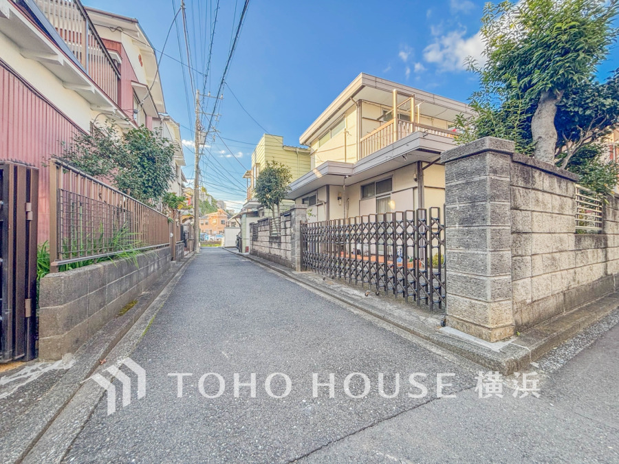 商業施設が揃う駅前でショッピング、翠潤う公園は憩いのスペース。多彩な表情を見せるスポットが混在するエリアは、何気ない日常をより豊かなものへと誘います。