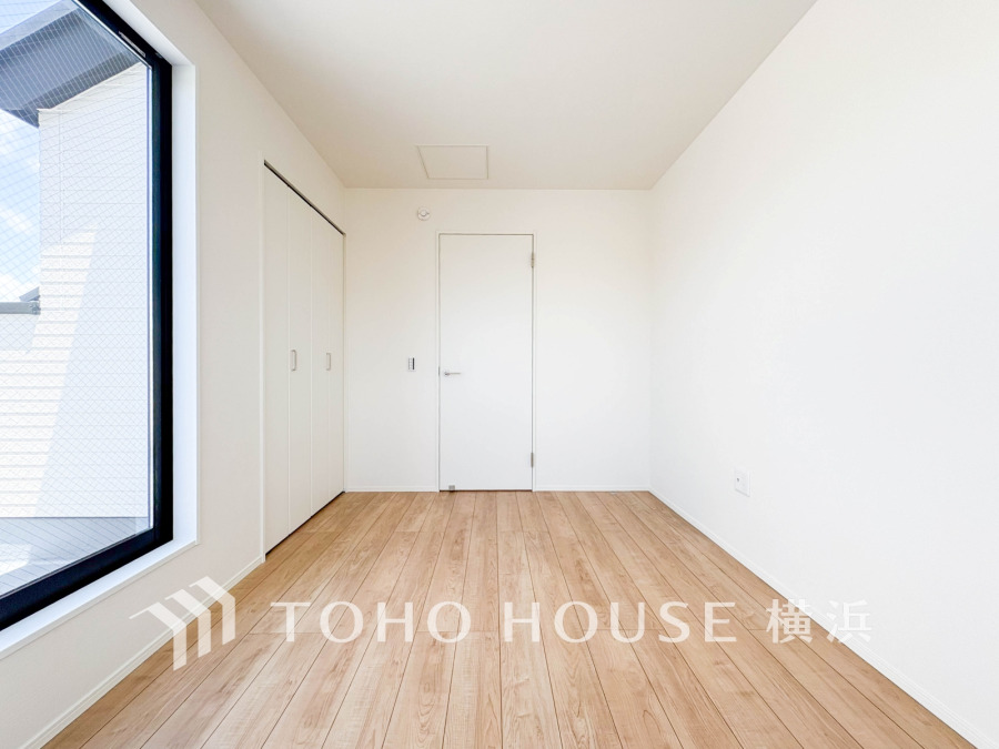 穏やかな風と陽光を導き、プライバシーに配慮された設計プランを採用し、居住性を一段と心地よいものにしています。明るく開放的な空間を演出しております。