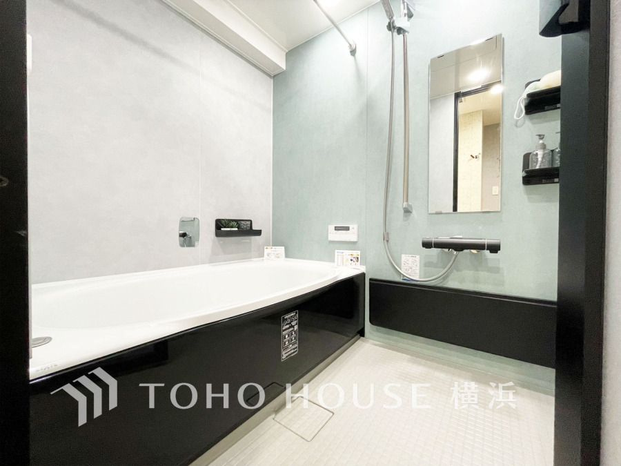 上質が感じられる質感とカラーリングで、清潔な空間美を実現。一日の疲れが癒される優雅なバスタイムを堪能できるゆとりあるバスルームです。