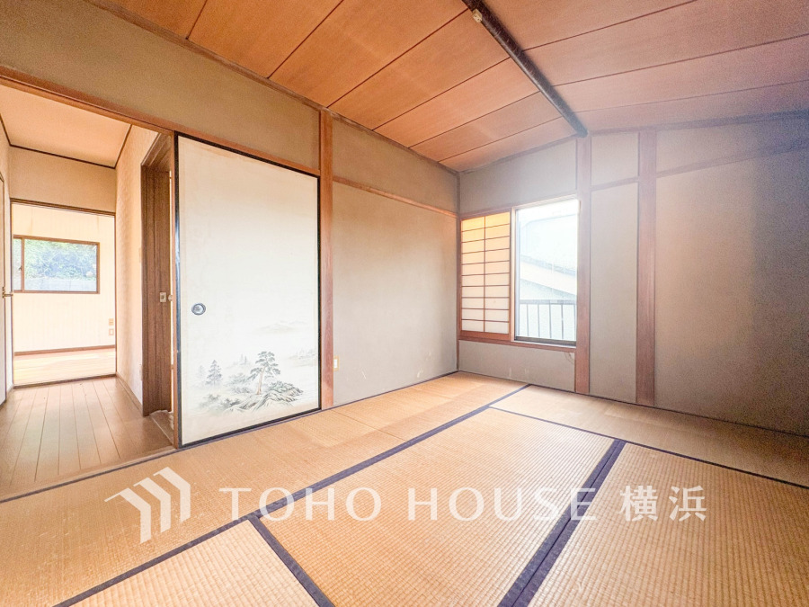 自然光が差し込む和室は、伝統的な畳と障子窓が落ち着いた空間を演出し、心地よい安らぎを提供します。