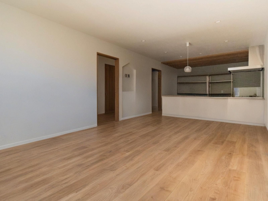 木の温もりを感じる広々としたリビングキッチン。シンプルで落ち着いた空間が家族の団らんを演出します。