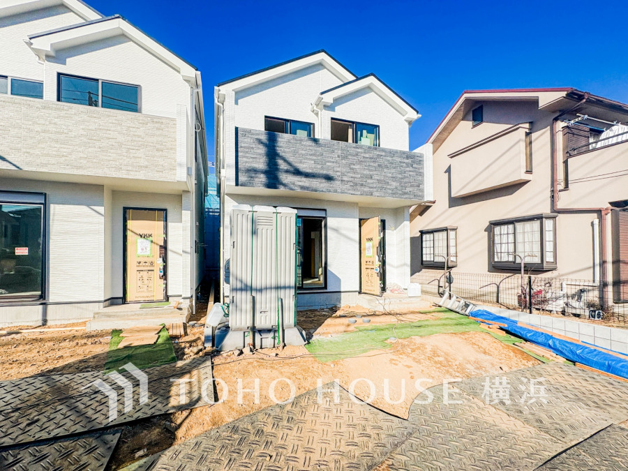 季節感を演出する多彩な樹木と豊かな彩りが重なり、四季折々の変化を楽しめる心地よい場所となりそうなロケーションです。時間の経過と共に味わいが出る素敵な時間を楽しんでください。（2026年1月撮影）