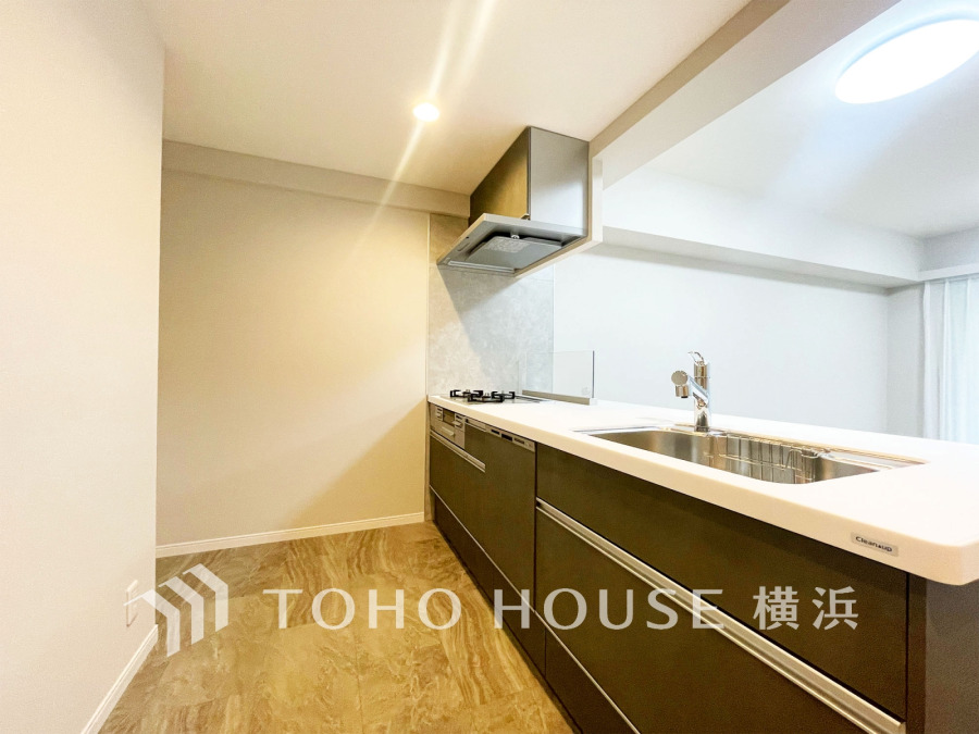 対面キッチンの裏には大型の冷蔵庫や家具を配置しても充分な広さを確保しております。
