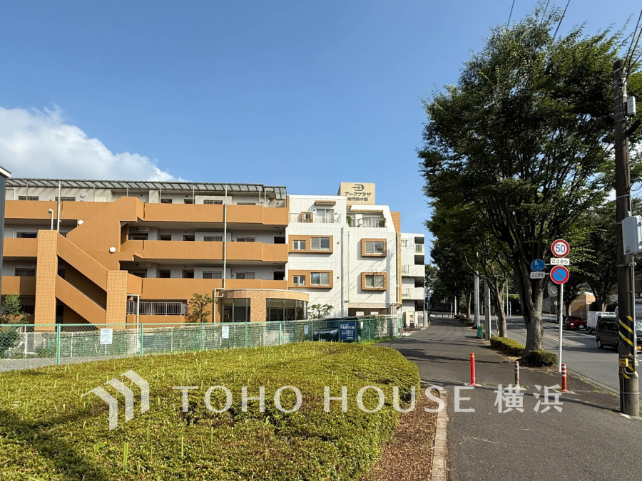 時代の流れに惑わされないシックなカラートーンで街並みに溶け込む外観は、主張し過ぎず、また平凡になり過ぎず絶妙なコントラストで輝きを放ちます。