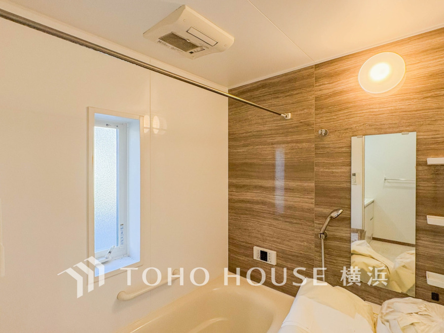 上質が感じられるカラーリングで、清潔な空間美を実現。一日の疲れが癒される優雅なバスタイムを堪能できるゆとりあるバスルームです。