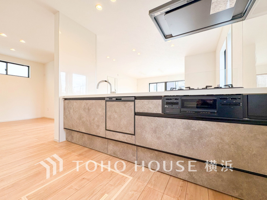 内装の主役でもあり、日常活躍する重要な水回りでもあるからこそ機能性・デザイン性に力を入れております。お手入れのしやすいシステムキッチンを採用しております。