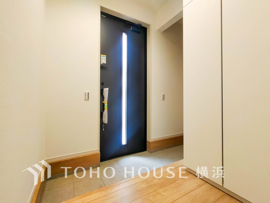 豊かなプライベートタイムへ誘うモダンテイストな玄関。デザインや素材が美しい調和を奏でている空間です。お客様をお迎えする玄関は落ち着いた雰囲気です。