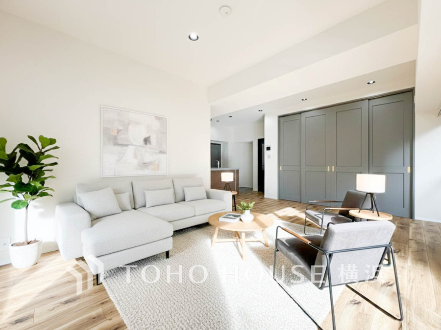 家族と過ごすひと時を溢れる光が優しく包み込むリビングダイニング。家族とともに、心穏やかに過ごすひととき。家族との時間、自分の時間を大切にできる空間がここにあります。（家具はAI加工です）