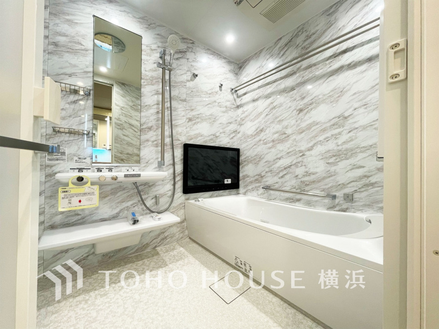 上質が感じられる質感とカラーリングで、清潔な空間美を実現。一日の疲れが癒される優雅なバスタイムを堪能できるゆとりあるバスルームです。