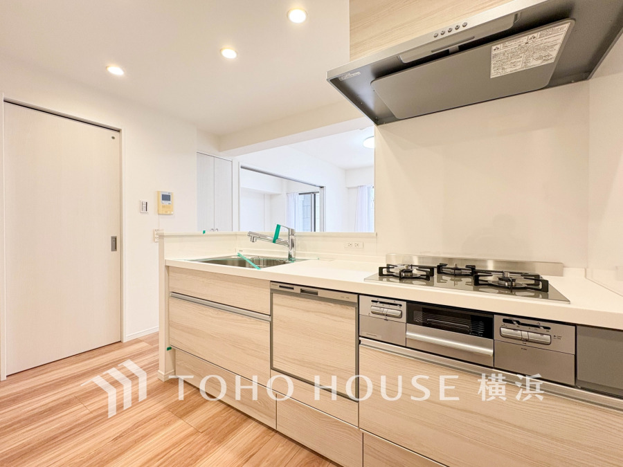 使い勝手の良い設備のキッチンで効率よくお料理もできます。食する料理に家族が舌鼓を打ち自然と笑いが絶えない空気感がそこに広がります。自慢の腕をふるってください。