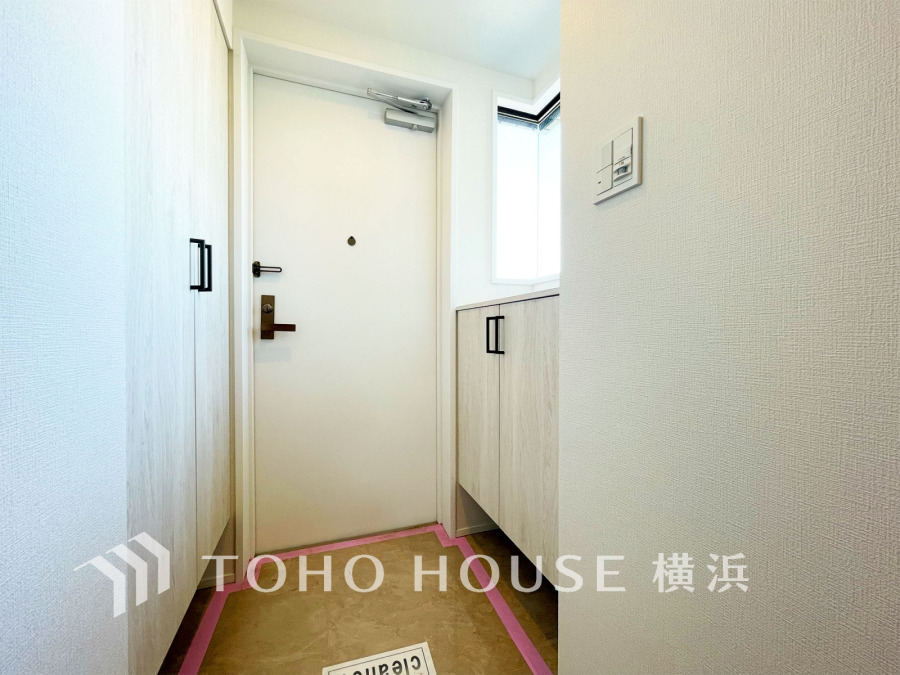 お客様をお迎えする玄関は落ち着いた雰囲気。帰り着くたびに洗練されたテイストの空間に迎えられ誇りと喜びを感じる玄関まわりです。 