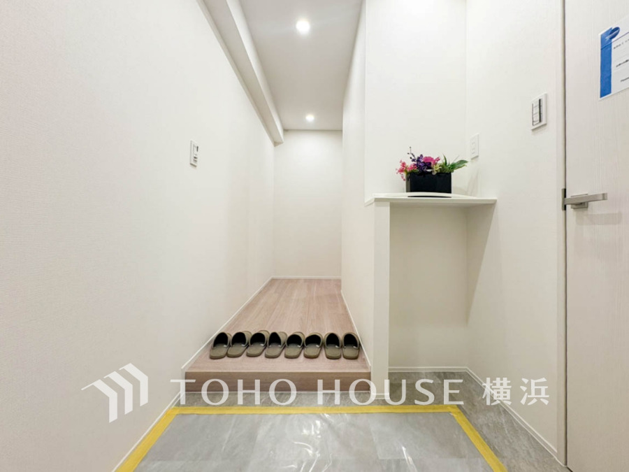 白を基調とした上質感漂う玄関と廊下。居住者の帰り、訪れる方を優しく迎える・安らぎに満ちた生活空間を予感させる。健やかな暮らしを楽しめそう。